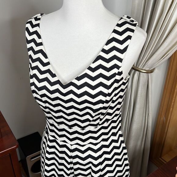 WHBM Sleeveless V-Neck Zig Zag Tulip Dress - Picture 4 of 11